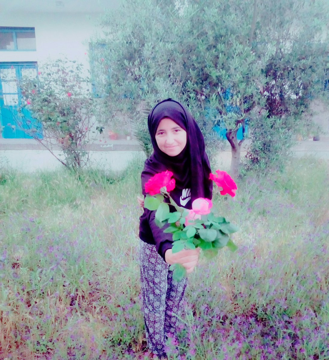 كوني قوية لإجلك ٱنت .. واجهي مصاعب الحياة بمفردك
 كوني كما تحبين دائماً .. كوني صعبة الكسر .. رائعة .. مختلفة
 كوني ٱنت
اليك اهدي ورودي ايتها القوية #Rk