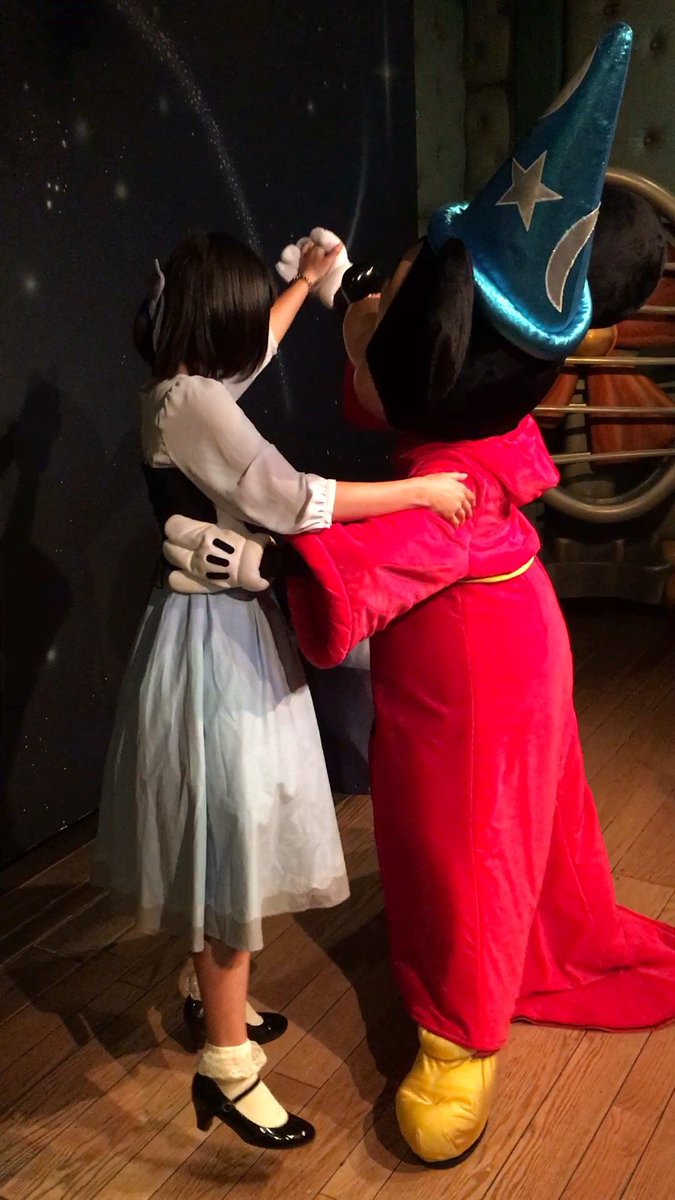 endless_riku's tweet photo. 6/2土曜日
ミーヤちゃんがお誕生日おめでとう！をしてくれました幸せ(。>д<)
夕方からはディズニーへ。　
ミッキーにもお誕生日をお祝いしてもらったり、一緒にダンスまでしてくれまし���。みなさんからいただいたメッセージも本当に嬉しかったです!!
とても素敵な1日をみなさん本当にありがとう♪ https://t.co/iNPwMlENJX