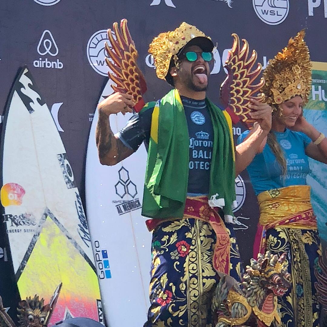 oi_oficial's tweet photo. Mais uma vitória brasuka pra conta! @ferreiraitalo15 mandou muito e levou o título de campeão em Bali. Agora ele assume a liderança. 👏🇧🇷
#OSurfeJunta https://t.co/EoieeZ1LXu
