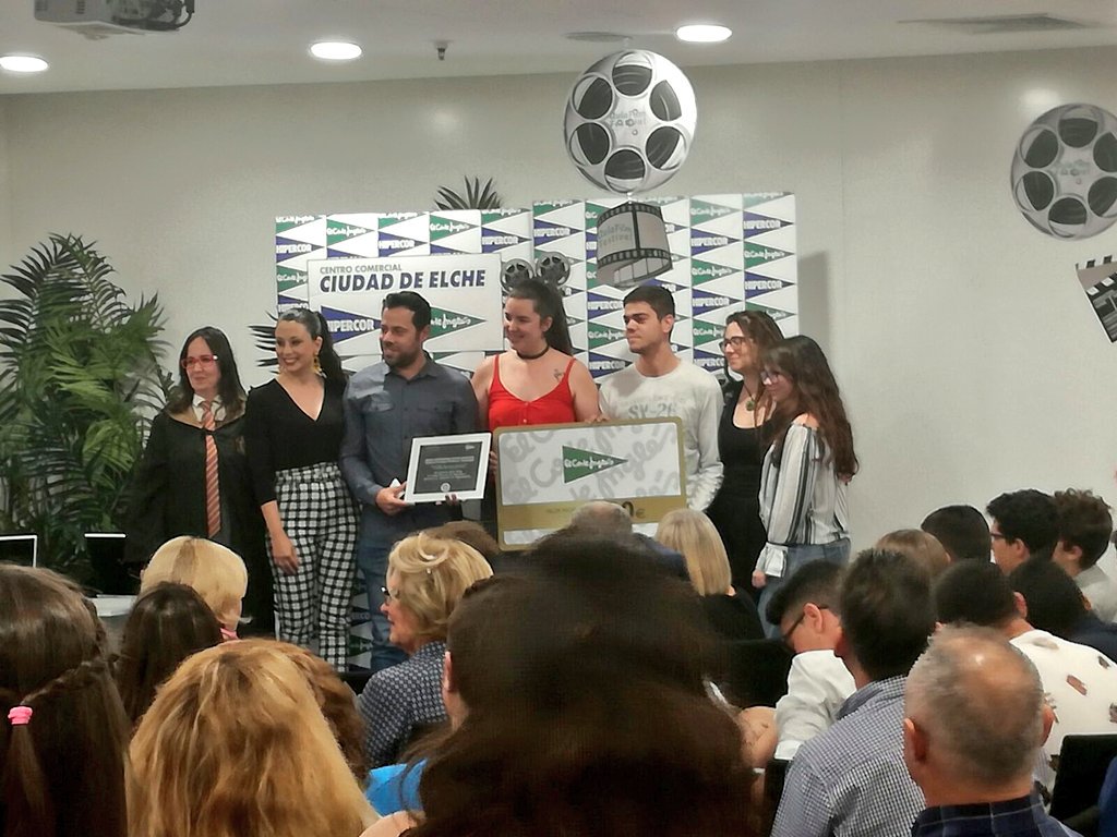 IESVictoriaKent's tweet photo. El alumnado de #TAPSD y su cortometraje #IVKArcoIris ganan el premio a mejor cortometraje en #AulaFilmFestival ¡Enhorabuena equipo! https://t.co/yAdGazXiLz https://t.co/Q9dH5CbkPI