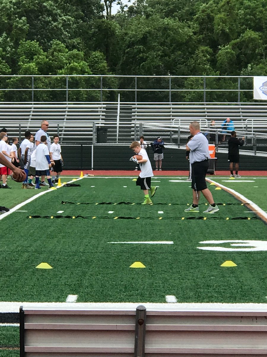 Rivero9892's tweet photo. The brighter the cleats, the easier to find 😂😂 @AcmeMarkets @Tide @ProCamps @ZERTZ_86 #Experience https://t.co/wvlLLqQ3ZY