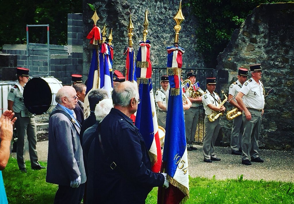 anthonyleroy63's tweet photo. 🇫🇷 Journée souvenir de la #Résistance !

Ce matin avec Serge Godard, Président du #CODURA et les élus locaux pour se recueillir et ne pas oublier les événements de Lespinasse sur la commune de #Pulvérières où les chefs de la résistance organisaient leurs actions

#NePasOublier https://t.co/PBexZ6rv1U