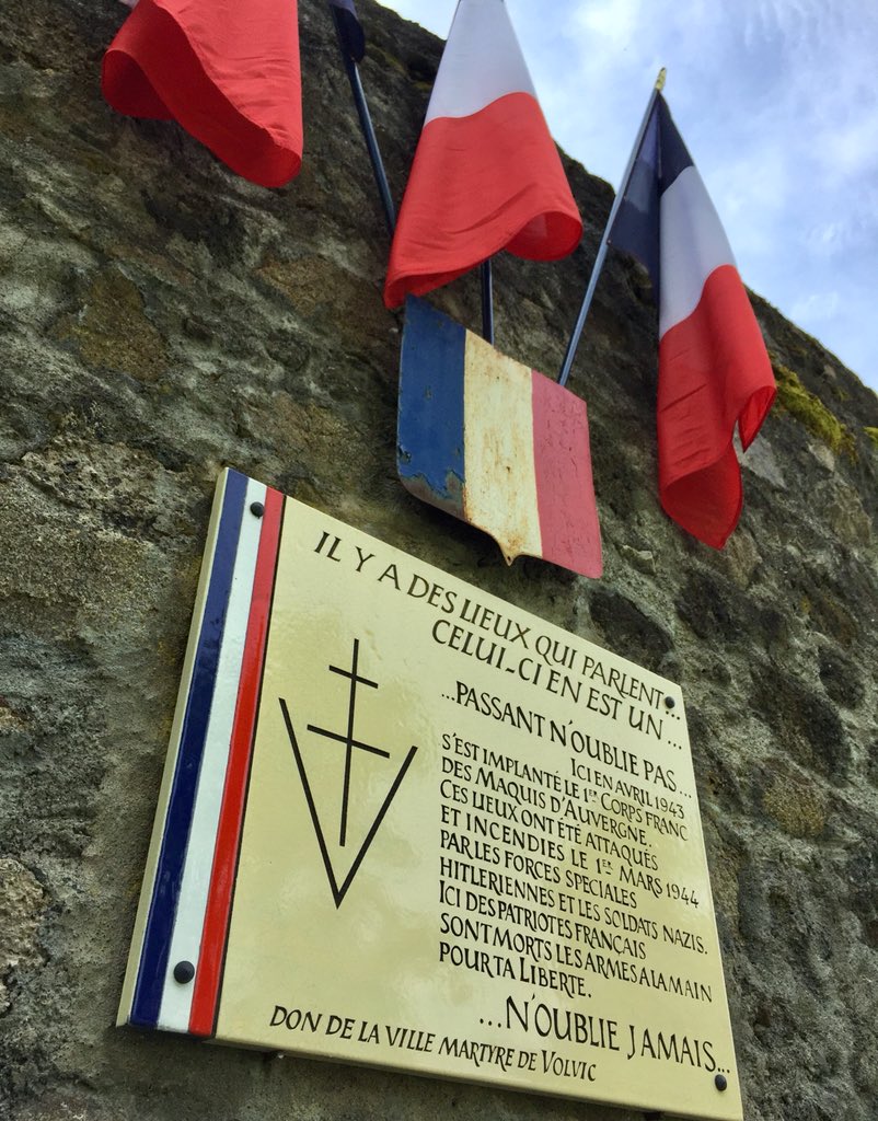 anthonyleroy63's tweet photo. 🇫🇷 Journée souvenir de la #Résistance !

Ce matin avec Serge Godard, Président du #CODURA et les élus locaux pour se recueillir et ne pas oublier les événements de Lespinasse sur la commune de #Pulvérières où les chefs de la résistance organisaient leurs actions

#NePasOublier https://t.co/PBexZ6rv1U