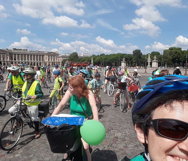 gilda_f's tweet photo. Demi-selfie ce matin dans #Paris #LaConvergence #FêteDuVélo https://t.co/xZcjSywZkQ https://t.co/mrS5L6RAtv