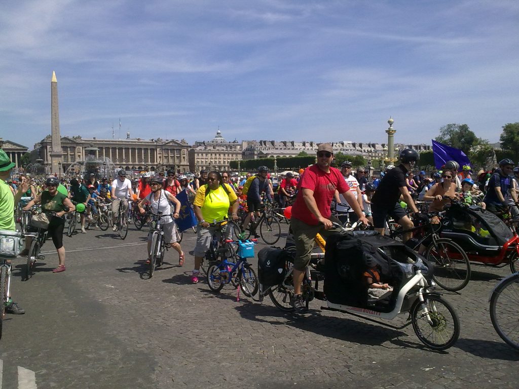 France3Paris's tweet photo. #FêteDuVélo : 4000 cyclistes défilent à Paris pour la #ConvergenceFrancilienne ► https://t.co/3NsAbxge0S @FFVelo_officiel @Paris @MDBIDF https://t.co/EyoLRHL6om