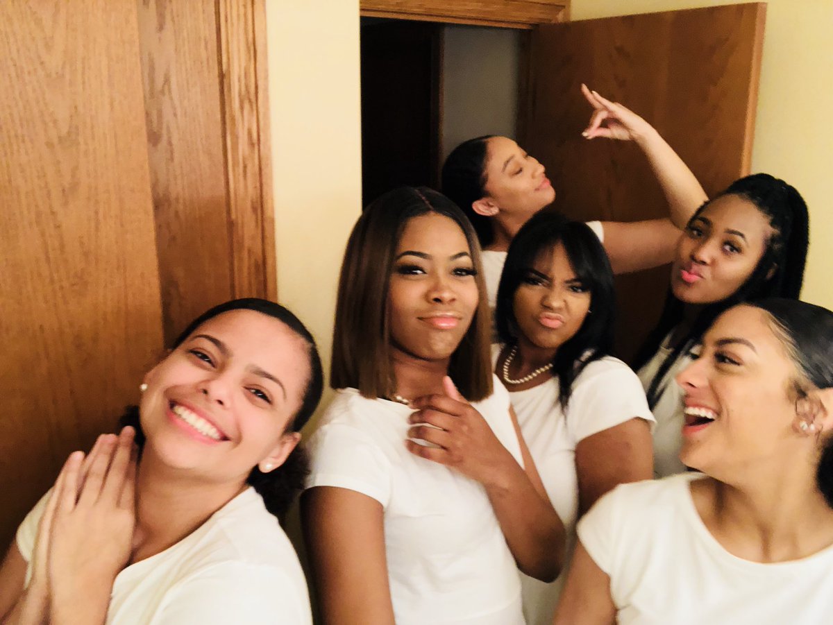 staesh_'s tweet image. Happy Birthday to our #Live5 @AdoreeCourtneyy 💙‼️  2️⃣1️⃣ have an amazing birthday 💙😝