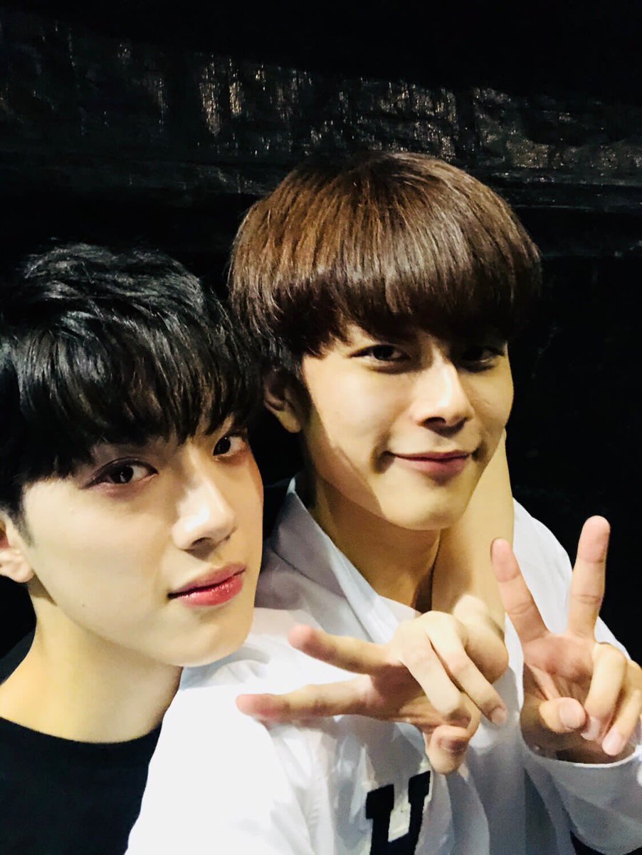 kim_iseul91's tweet photo. Uri byeongari ๐ค๐ค
#yooseonho #laikuanlin #byeongari #babychick #cube #cubefamily #wannaone #WannaOneWorldTourinSeoul #WannaOneWorldTour #ONETHEWORLDINSEOUL #ONETHEWORLD https://t.co/5Dbe7ABaOl
