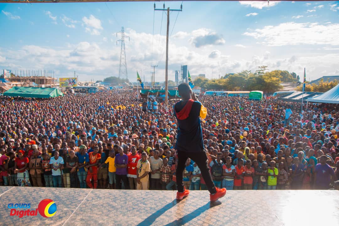 CloudsMediaLive's tweet photo. Anaitwa Bakari Katuti a.k.a #BekaFlavour. Temeke ndipo kipaji chake kiliponolewa na leo anawakumbusha kuhusu kutunza mazingira.
#TulongeMazingira #NitunzeNikutunze https://t.co/MlWu2I4Q7G