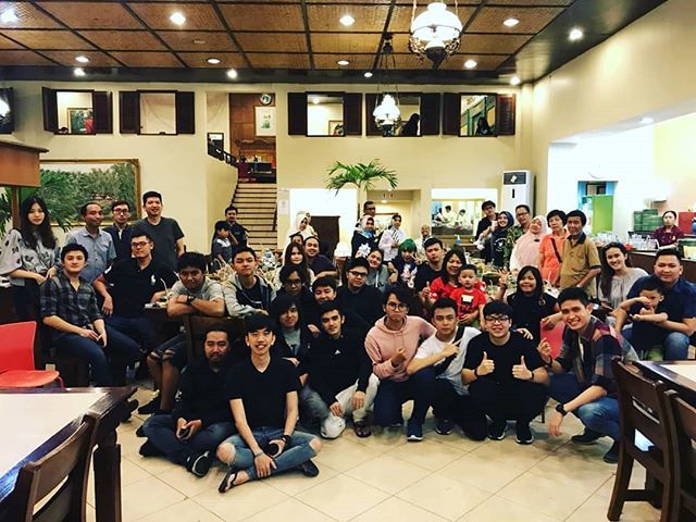 evosesports_'s tweet photo. Bukber #EVOSFAMILY 😍😍 https://t.co/8L0DJNwhtp https://t.co/jV3gw1KSDw