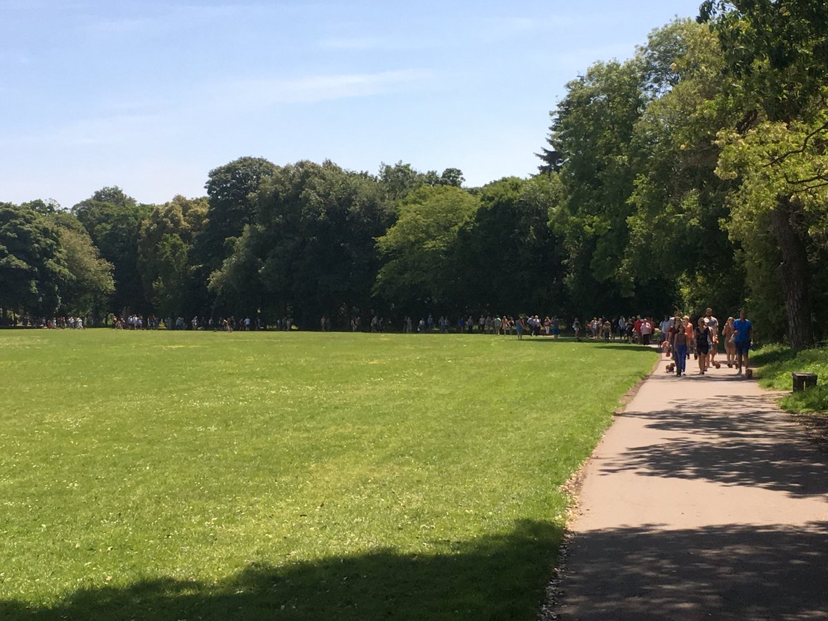 DDivdd's tweet photo. 200 #dachshund walk in @buteparkcardiff #Cardiff in aid of dogs with IVDD @WalesOnline @BBCWalesNews @BBCWales @ITVWales £1500 raises thanks to everyone https://t.co/obshFiTbaj