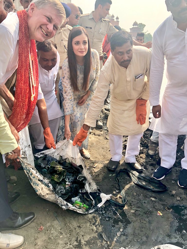 deespeak's tweet photo. The #TajMahal is now going to take action to #BeatPlasticPollution! A truly incredible day for all of us at @UNEnvironment @UNinIndia @ErikSolheim @dr_maheshsharma https://t.co/Yg1SKQ3QKL