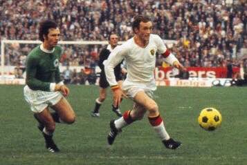 OldFootball11's tweet photo. #EC1972: #Belgium 1-2 #WestGermany
#FranzBeckenbauer and #PaulVanHimst 
#Euro1972 https://t.co/3eSGc83Mjy