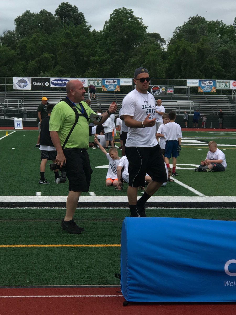 Rivero9892's tweet photo. 😍🏈@AcmeMarkets @Tide @ProCamps @ZERTZ_86 #Experience https://t.co/GaMlZUoHTg