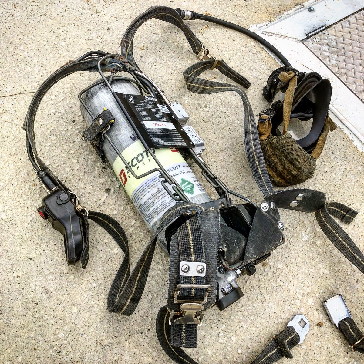 nmartin33's tweet photo. Some nostalgic throwback to my first love, a simple wireframe Scott 4.5 (actually 2.2 😲) with alligator clips and a AV2000 mask.
❤️❤️❤️
——
Life used to be so simple. And functional. 😘😎 https://t.co/GPePZBQ96v