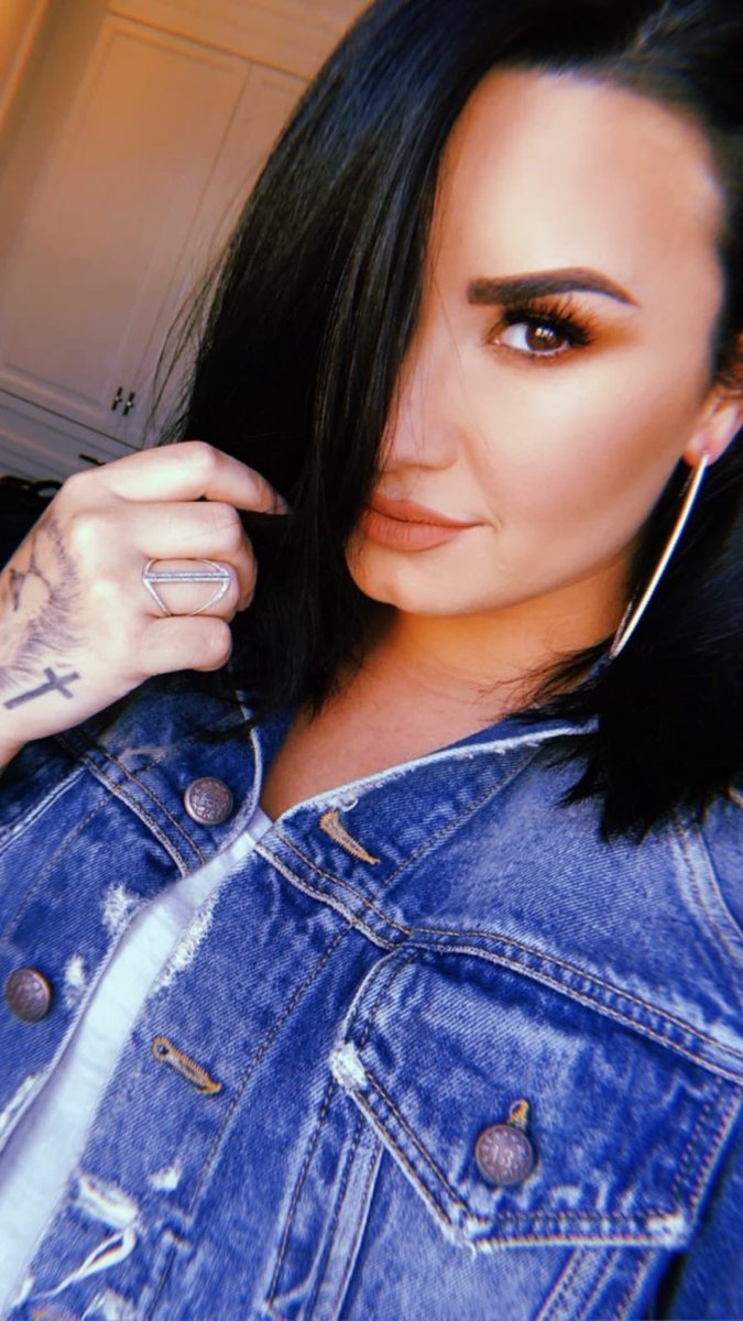 MertH1992's tweet photo. #WeLoveYouDemi we support it🙏 https://t.co/tpUc6l3rHN