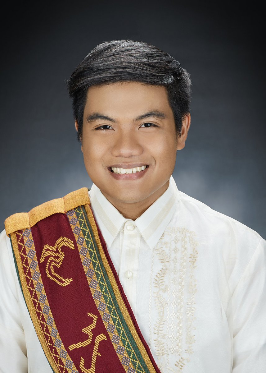 JPSalvador_'s tweet photo. From #Sablay2016 to #Sablay2018. Matapos ang anim na taon, sa wakas. Ito na ang sablay pic dahil all grades are in na!

Salamat sa unang kabanata, UP. May mga kasunod pa. 😉

JP SALVADOR
Cum Laude
Anak ng Bayan
2012-XXXXX

#ServeThePeople
#IskolarNgBayan
#Sablay2018🌻 https://t.co/VtTueY4laF
