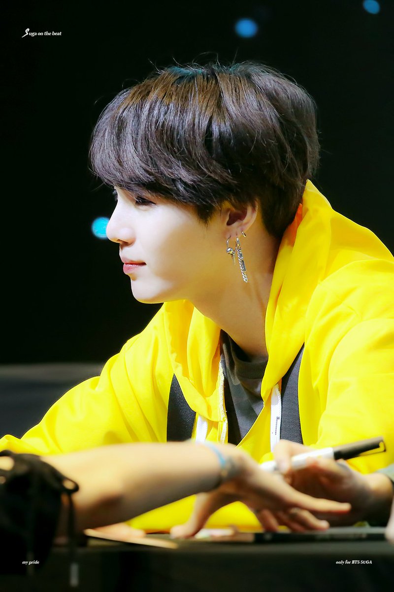 sugaonthebeat39's tweet photo. 180603 여의도 팬싸 #SUGA #슈가 #민윤기 하루하루 이쁘시느라 고생많으십니다.. https://t.co/MNRSk2JeZs