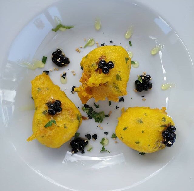 Desferas_'s tweet photo. Deliciosos bocados de Bacalao en Tempura con #Desferas de miel de caña🍯🍯, que están suaves en su interior a la vez que crujientes por fuera. En #ChiringuitoVarela puedes disfrutar de esta exquisitez.
#DesferasDeSabores 
#CreaUnaExplosiónDeSaborEnTuBoca 
#TorreDelMar
#Málaga https://t.co/VrQBbeY9Gc
