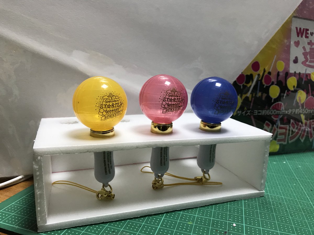 O Xrhsths 恭紅 Sto Twitter 友達の為に デコレーションパネルとグルーガンを使って作りました O ﾟ ﾟ O うたプリ ペンライト 飾り方