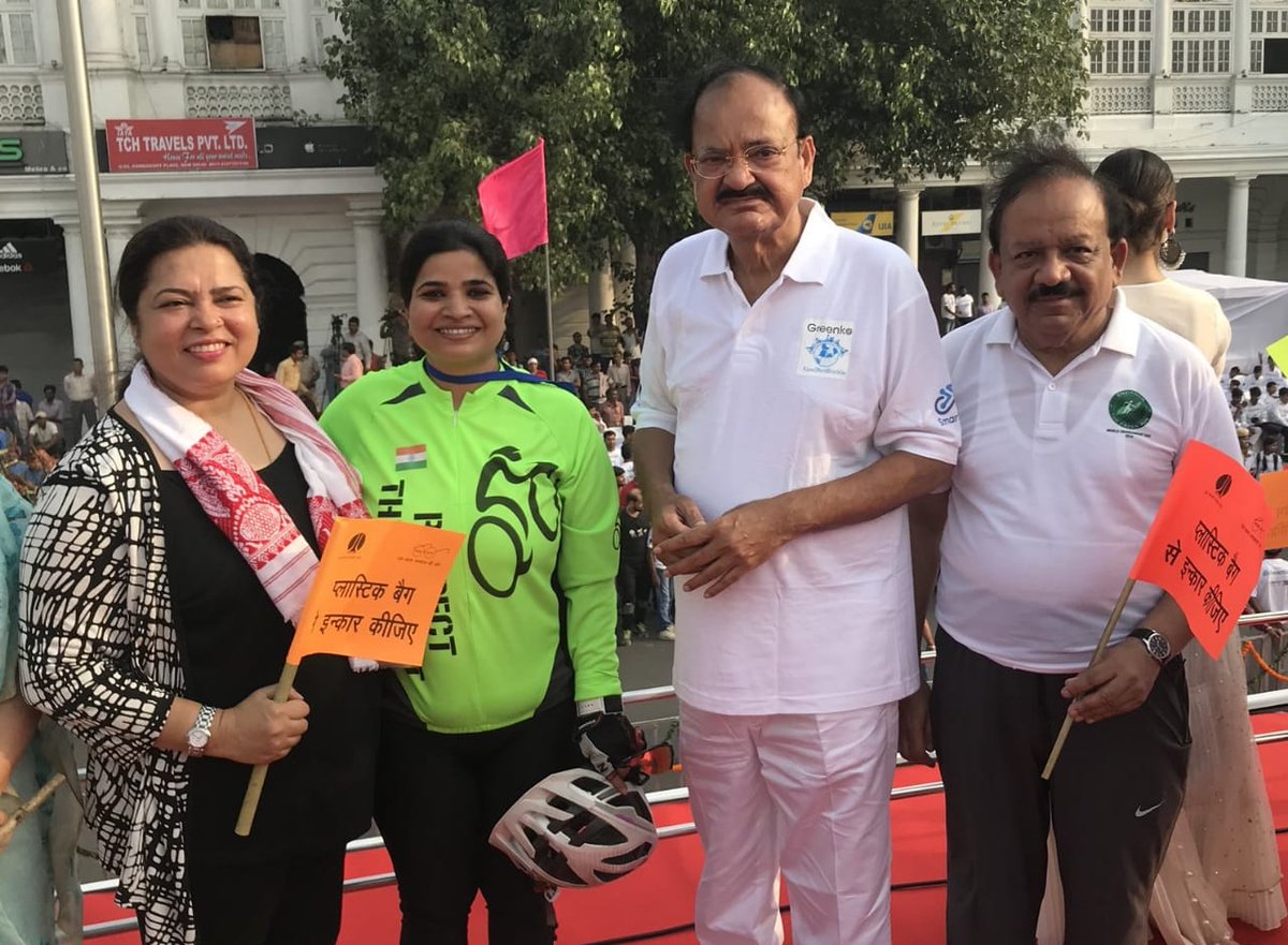 amitbhatt4u's tweet photo. Super excited to see Hon Vice President @MVenkaiahNaidu @drharshvardhan @M_Lekhi along with @PandaSarika celebrating #WorldBicycleDay with the launch of #BikeShare in New Delhi area.

@nextbike @urbanvoicesin @MoHUA_India @MORTHIndia @PMOIndia @VPSecretariat @OPAgarWRI @madpai https://t.co/yjq3xUSQZR