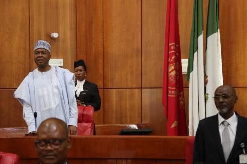 SaharaReporters's tweet photo. The Police have invited @bukolasaraki so he can “answer allegations indicting him from confessions of 5 gang leaders who were part of a dozen armed robbers who killed 33 people in a wide-ranging robbery operation in Offa, Kwara State, in April.
READ MORE: https://t.co/2aWOy9FqlN https://t.co/OcroiDthW9