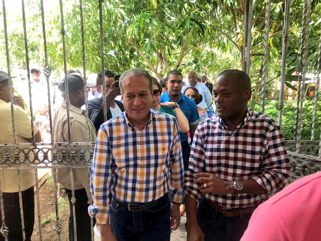 SelenniMartinez's tweet photo. El Alcalde de Boca Chica #RadhamesCastro recibe en su residencia a mi Precandidato @ReinaldoPared #ReinaldoenBocaChica https://t.co/ZFQqzwcC6v