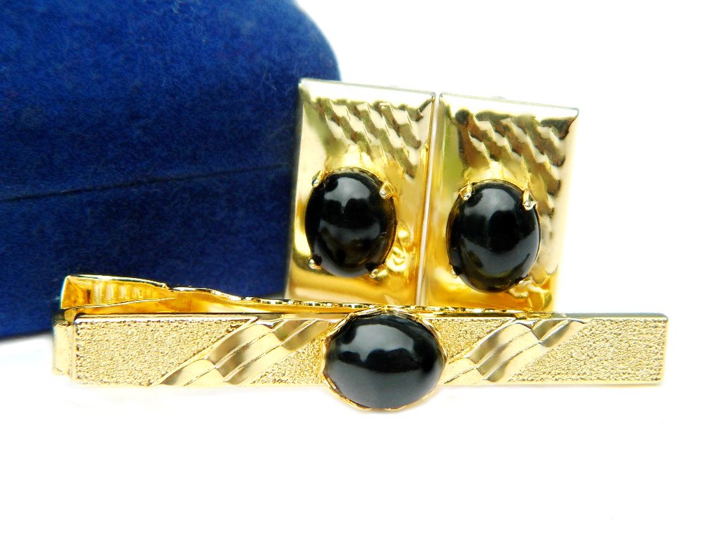 JewelryQuest's tweet photo. Black Coral Cufflinks Tie Clip 10K Gold Hawaiian Vintage https://t.co/BOSvTmp3ix
#FathersDay #fathersdaygifts #SterlingSilver #doglovers #vintagefashion #GQ #Mensfashion #etsylove #shopetsy #gotvintage #giftsfordad #giftsforhim https://t.co/Ildau2YnU2
