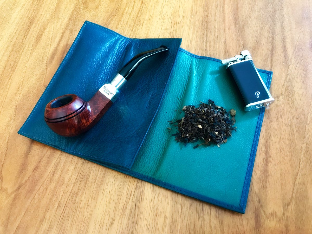 segnalifumo's tweet photo. Sunday’s choice:
- Peterson “Walnut Spigot” 80’s
- “1649” Mixture
- Peterson “Avoca” leather roll up
- Peterson lighter
#Peterson #PetersonOfDublin #spigot #silver #briar #tobaccopipe #latakiamixture #Avoca #rollup #leather #lighter #pipelighter https://t.co/ZCB8i8Sr1S