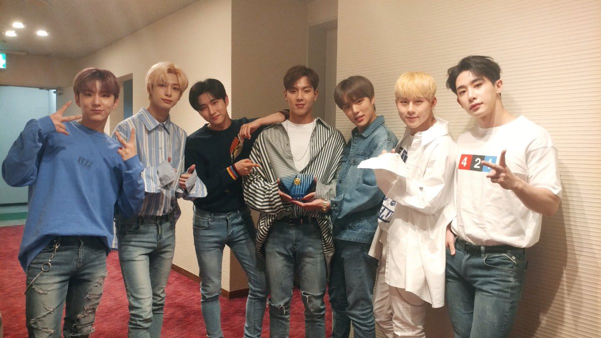 Official_MX_jp's tweet photo. [#MONSTA_X]
3月に日本レコード協会からゴールドディスクに認定された #SPOTLIGHT の記念トロフィーを頂きました❗️
これからも頑張っていきます。
#MONBEBEありがとう
#MONBEBEおめでとう
@OfficialMonstaX https://t.co/azLjF4u54v