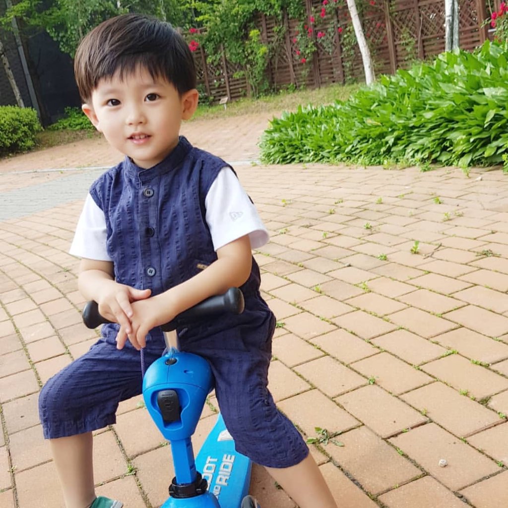 Jinufk's tweet photo. Ayer en el parque con Sung. 👨‍👦💕
Tuvimos un hermoso día, el gordo jugó y corrió tanto que ni aguantó a llegar a casa para quedarse dormido. https://t.co/M9gNdv21xu
