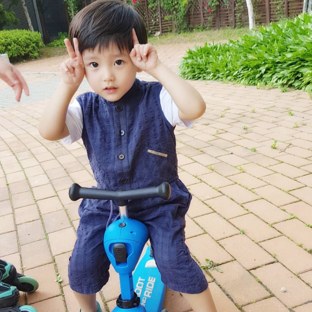 Jinufk's tweet photo. Ayer en el parque con Sung. 👨‍👦💕
Tuvimos un hermoso día, el gordo jugó y corrió tanto que ni aguantó a llegar a casa para quedarse dormido. https://t.co/M9gNdv21xu