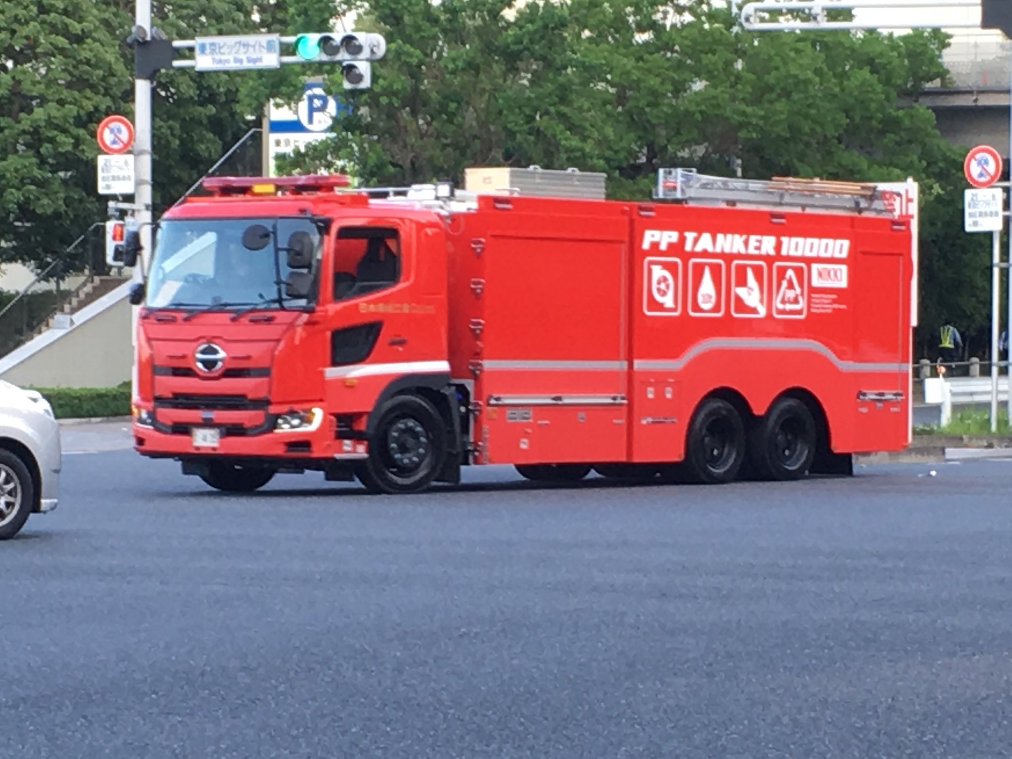Tanashin17 今日 撮れた仮ナンバー走行の展示用消防車たちです 日野プロフィアの新型グリル形状 ハイキャブ的なダンプ仕様とはフロントマスクのデザインが異なるので まだまだ識別に時間を要します 笑 デュトロは アメリカ風の塗装 小型屈折