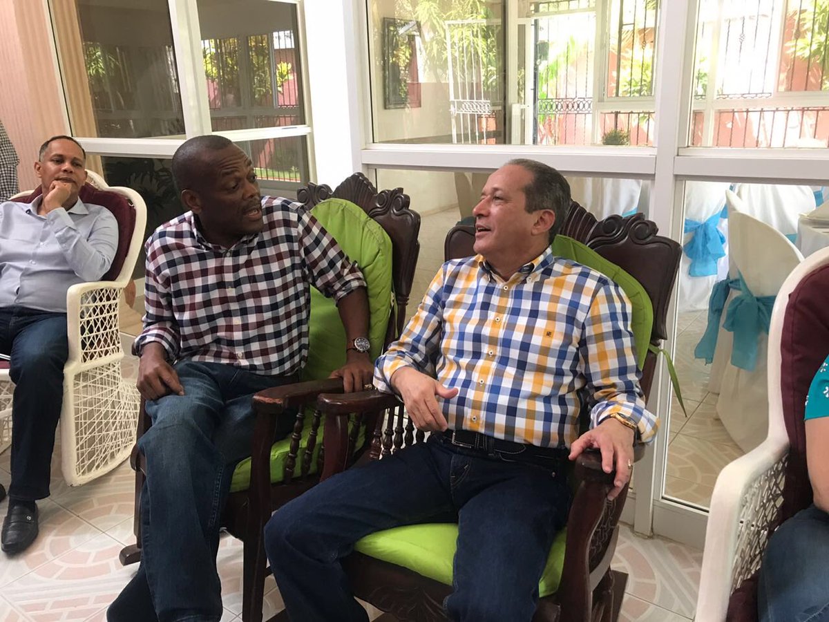 RedesdeReinaldo's tweet photo. #RadhamesCastro le expresa a @ReinaldoPared como ha mejorado el municipio de Boca Chica y el incremento del turismo desde su llegada a la Alcaldía. #ReinaldoenBocaChica https://t.co/4Qv17Bvcax