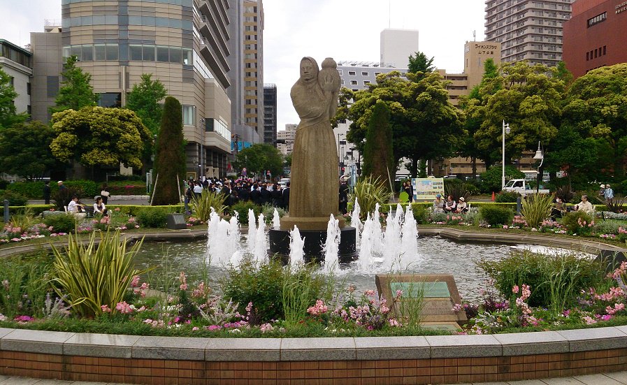 ミタ バカヲ 正直者はバカを見た その36の67 横浜の風景 山下公園の噴水にある 水の守護神像 新緑に囲まれて 像がイキイキとしてる 山下公園通りも木々が茂り 季節がめぐり通りも イキイキしている 横浜 山下公園 水の守護神像 街路樹