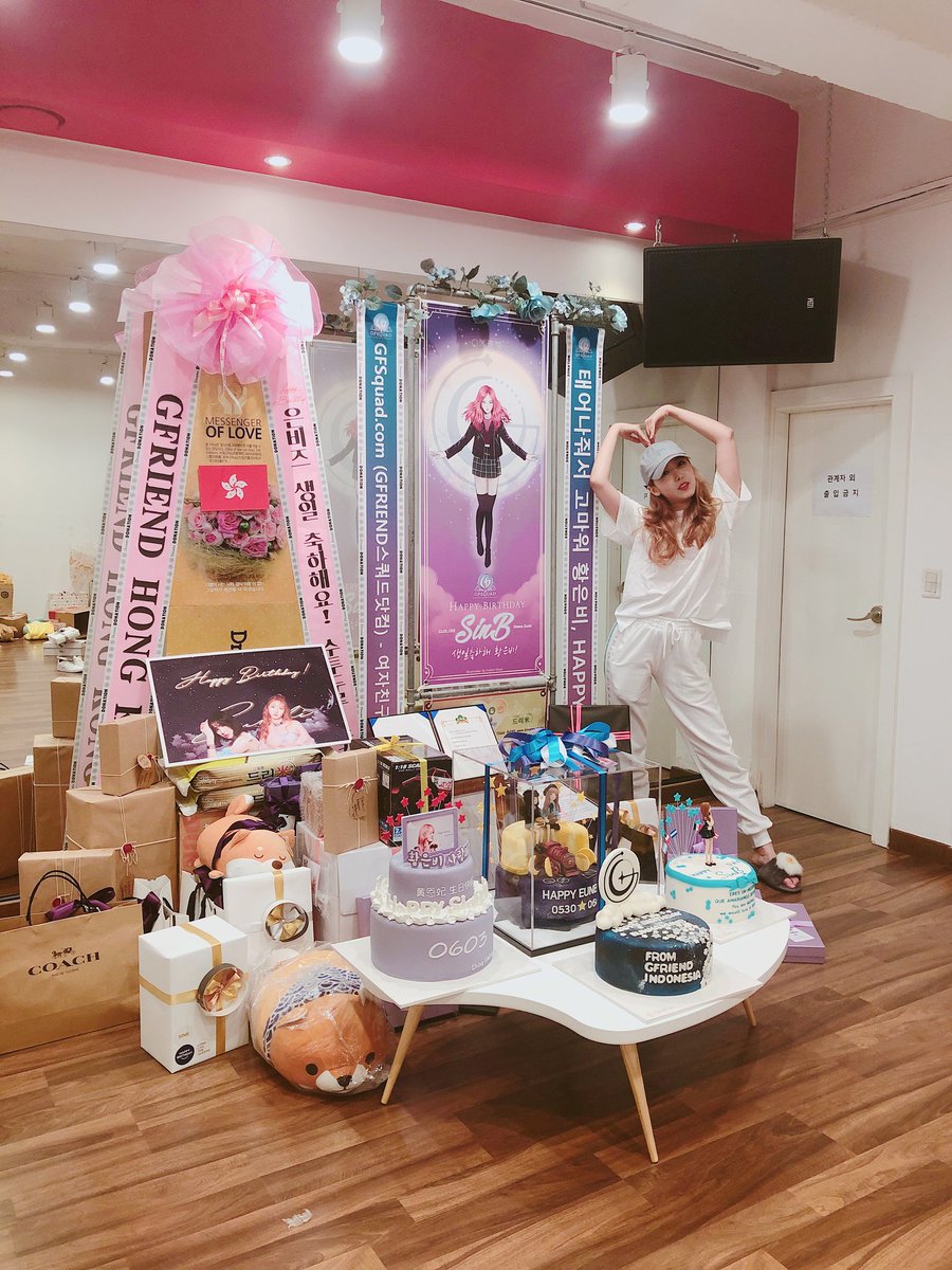 GFRDofficial's tweet photo. #여자친구 #GFRIEND #신비 랑둥쓰~🖐 갑자기 와서 놀랐지요?!😁 고맙다는 인사 하려고 왔지롱! 우리 #버디 들 덕에 띤나고 행복한 생일이었어요💕 말 안 해도 내 마음 알죠? 버디에게 받은 사랑 천년만년 603배로 돌려줄 테니까 그때까지 함께하기 약속! 사랑해요❤ https://t.co/vKWCTQnYUt