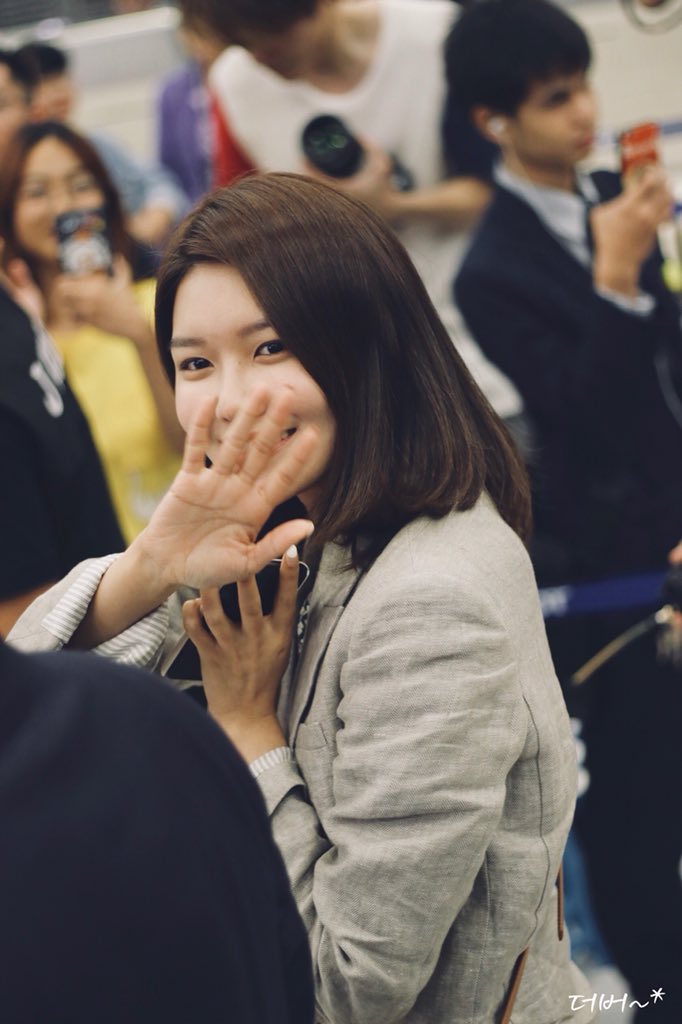 Dabeztt's tweet photo. 180603 Sooyoung @ SVB 👋🏻👋🏻 ไหว้เก่ง มารยาทงาม 🙏🏻🇹🇭 เรียกแล้วหันมามองด้วยปลายสายตาก็คือตายไปแ���้วววว 😳😳#ChoiSooYoung1stFMinBKK https://t.co/ucF68TZose