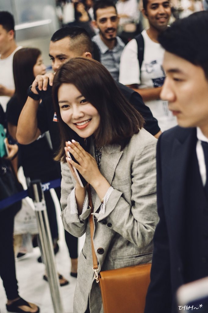 Dabeztt's tweet photo. 180603 Sooyoung @ SVB 👋🏻👋🏻 ไหว้เก่ง มารยาทงาม 🙏🏻🇹🇭 เรียกแล้วหันมามองด้วยปลายสายตาก็คือตายไปแ���้วววว 😳😳#ChoiSooYoung1stFMinBKK https://t.co/ucF68TZose