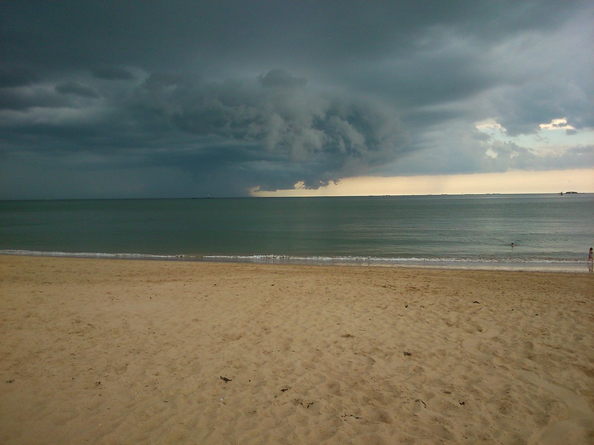 Plage de Ste Marguerite #Pornichet #LoireAtlantique l'orage arrive du sud loire de la #Vendée