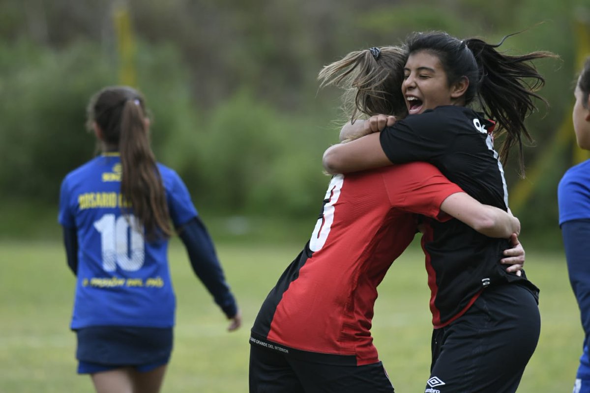 Newells's tweet photo. #FútbolFemenino:  Las jugadoras leprosas festejaron la goleada histórica en Cosecha al vencer 5 a 2 a su eterno rival.
#VamosLasPibas!!!
#VamosNewells 👧🔴⚫⚽💪🏻 https://t.co/ToTH5ab4Jd