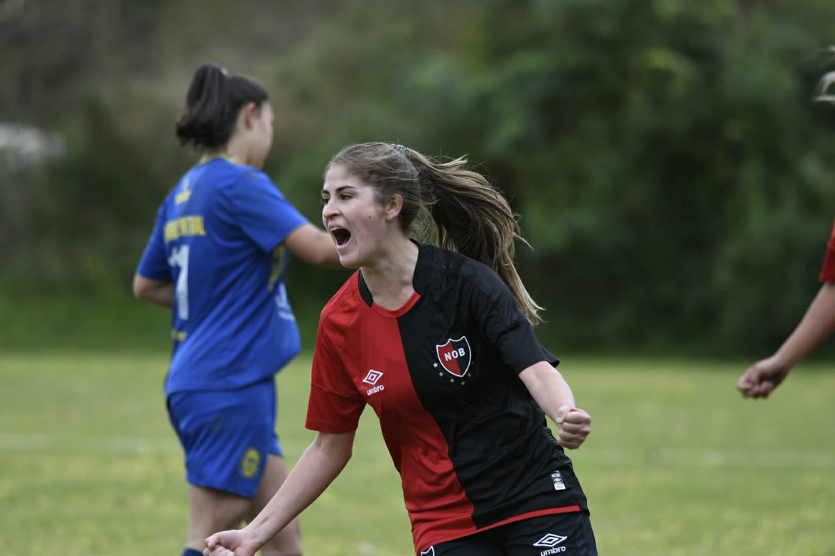 Newells's tweet photo. #FútbolFemenino:  Las jugadoras leprosas festejaron la goleada histórica en Cosecha al vencer 5 a 2 a su eterno rival.
#VamosLasPibas!!!
#VamosNewells 👧🔴⚫⚽💪🏻 https://t.co/ToTH5ab4Jd