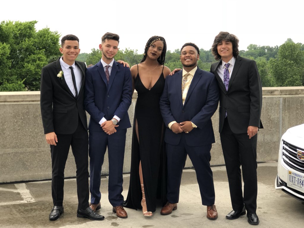 tyrahmu's tweet photo. Ballin’ like an athlete but got no jumper #prom2k18 https://t.co/Vxyk8v2fGi