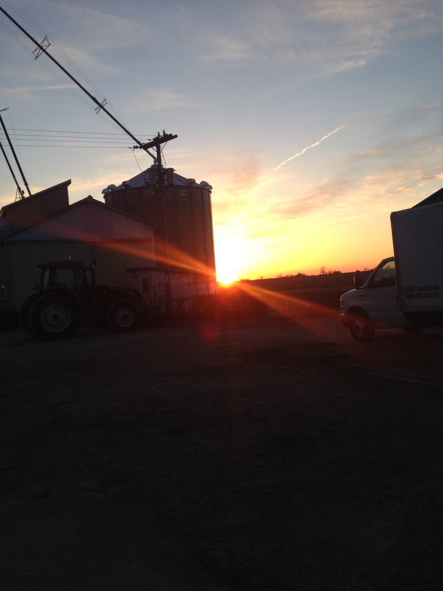 In honour of #LocalFoodWeek in #Ontario I'll pay homage to all the hard working #farmers this #SundaySunsets #LoveONTfood #AgPride @jpcacho @always5star @RoarLoudTravel @_sundaysunsets_
