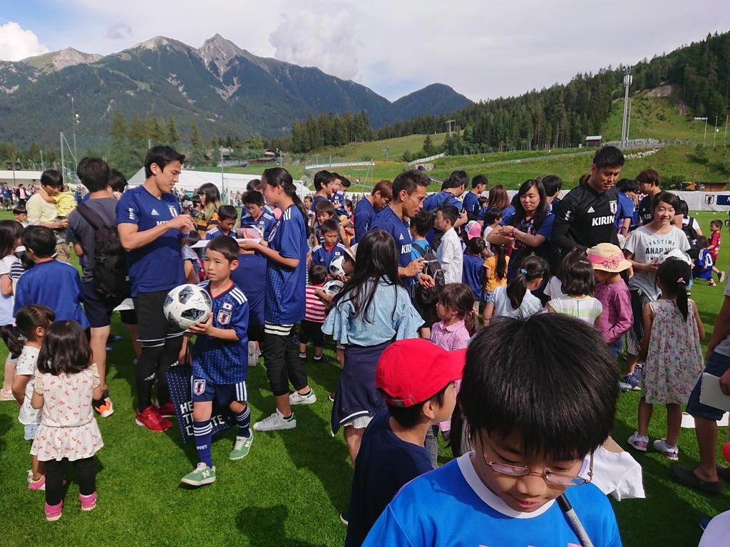 サッカー日本代表 U24 Vs 7 12 ヨドコウ Vs 7 17 ノエスタ 練習前にウィーン ミュンヘンの 日本人学校の生徒ら約0人と記念撮影 即席サイン会も行いました Daihyo Jfa