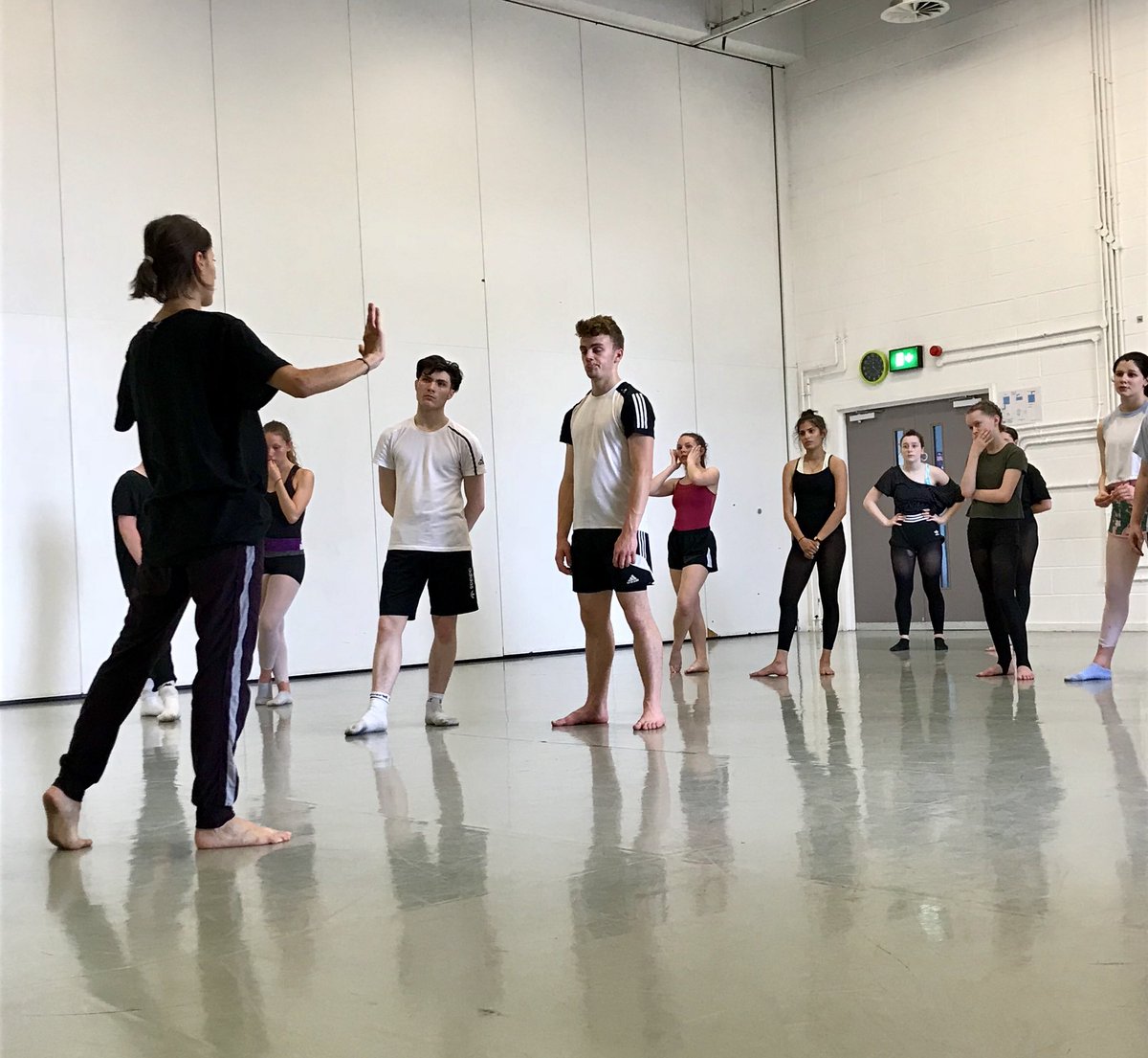 dancexchange's tweet photo. Our #dancegen CADT students are enjoying a #BIDF18 inspired day. They experienced the fun @CieGillesJobin VR_I this morning &amp; now #Atomos workshop with Katarina from @WayneMcGregor exploring rep, after watching the company’s performance on Friday @newalextheatre https://t.co/8HFL0RPDvX