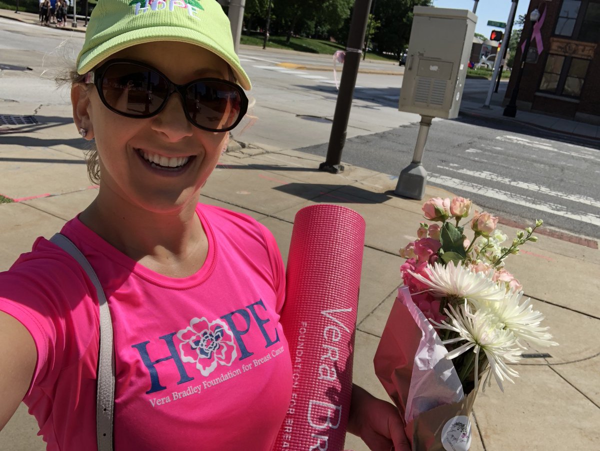 alyssaivanson's tweet photo. Just finished #pinkyoga & picked a beautiful bouquet from Emma’s Flower Cart @verabradley #VeraBradleyFoundationForBreastCancer #veraClassic https://t.co/uI5J55mRdp