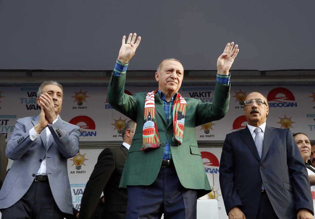 RTErdogan's tweet photo. Dicle'nin nazlı yari, hasretimiz, sevdamız, kardeşliğimiz, yoldaşımız Diyarbakır bugün bir başka coşku ile bizleri bağrına bastı. 

Teşekkürler Diyarbakır!

#VakitDiyarbakırVakti https://t.co/MUTYJOGkB4