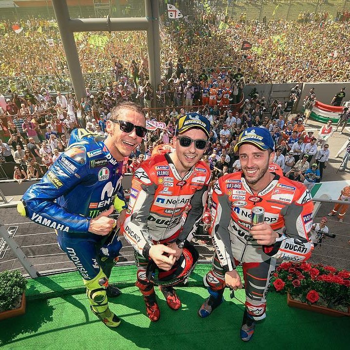 Daeng_Info's tweet photo. Jorge Lorenzo berhasil menjadi juara GP Italia, yang berlangsung di Sirkuit Mugello, Minggu (3/6), urutan kedua ditempati rekan setimnya, Andrea Dovizioso, sementara rider Yamaha Valentino Rossi raih podium ketiga, sedangkan Marquez finish di urutan 17 akibat terjatuh. https://t.co/74Y3RPrxCr