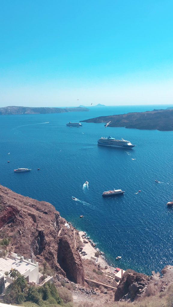 The beautiful Thira ☺️ #visitgreece #visitsantorini #travelblog #travelblogger #travel #tbloggers