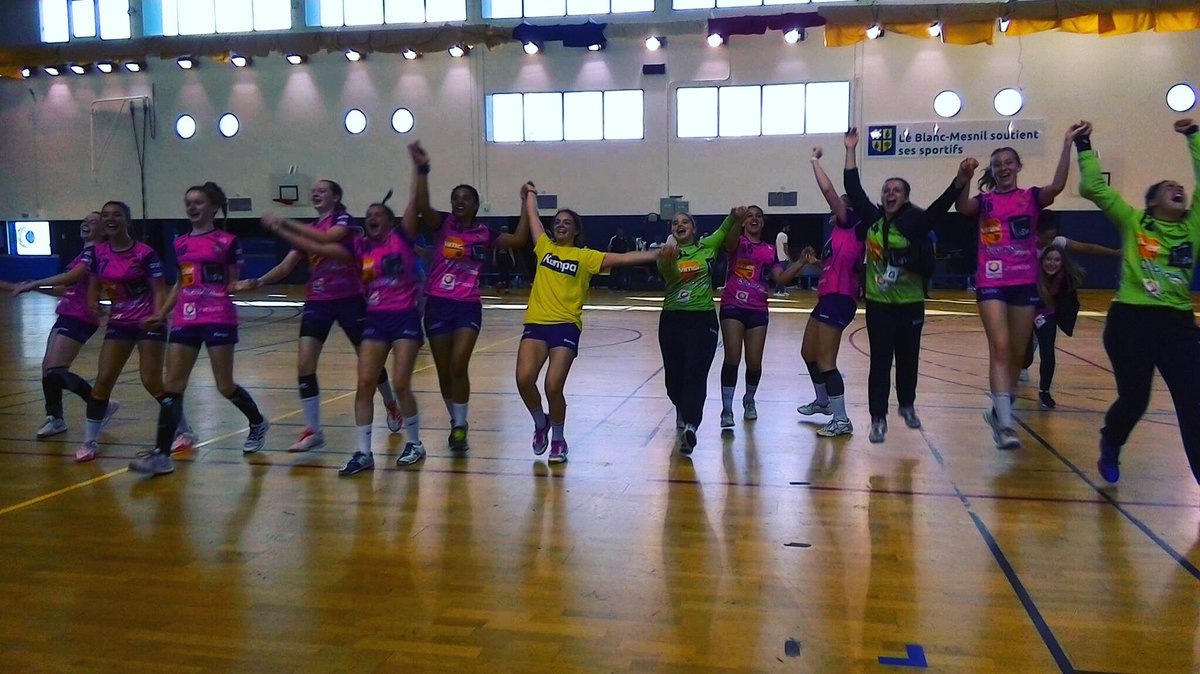 neptunesnantes's tweet photo. Les -18F conservent leur titre de Championnes de France pour la 3ème année consécutive 🏆 elles ont battu @ESBF_Handball en finale 28-20 👊 bravo aux filles et aux entraîneurs 👏🎉 #nlah #teamroses #18F #championnes #jamaisdeuxsanstrois https://t.co/RxZILWooIC