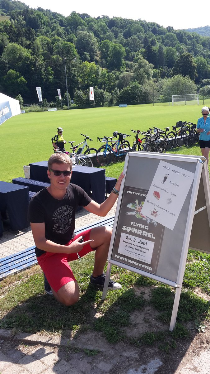 FS_Rockband's tweet photo. Schön war 's im Biergarten von Braunsbach. Wir haben den Radfahrern eingeheizt und die Sonne uns 😎 #Braunsbach #Biergarten #Rockkonzert #Radevent #Fußballverein #Eiscafé #Sommer #Rockband #Hohenlohe https://t.co/IWp0G97SRK